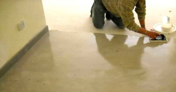 Reparación en un piso de concreto